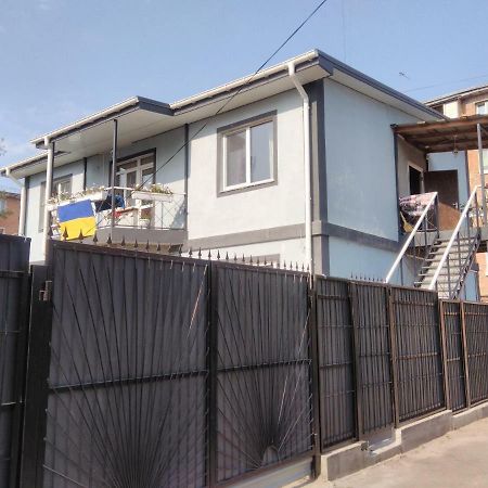 Отель "Swallow House" Cerkasî Exterior foto